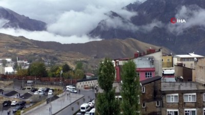 katar -  Hakkari’nin Sümbül Dağı zirvesine mevsimin ilk karı yağdı  Videosu