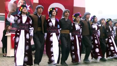 okul cantasi - Hayırsever iş adamı köyüne okul yaptırdı - HAKKARİ  Videosu