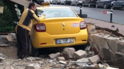telefon gorusmesi -  İstanbul’da kontrolden çıkan taksi duvarı yıkıp iş yerinin önüne böyle uçtu  Videosu