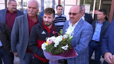 Milli güreşçi Süleyman Atlı, memleketinde davul zurnayla karşılandı - MUĞLA