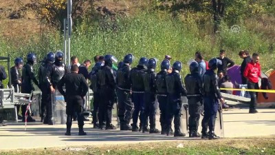 siginma - Sığınmacıların AB kapısındaki bekleyişi sürüyor (2) - VELİKA KLADUSA Videosu