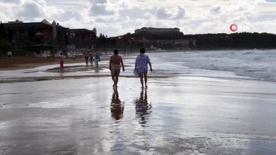 siddetli ruzgar -  Turistlerin 3 metre dalgada tehlikeli eğlencesi  Videosu