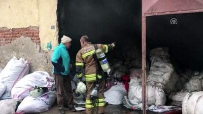 yangina mudahale - Uşak'ta tekstil geri dönüşüm fabrikasında yangın çıktı Videosu