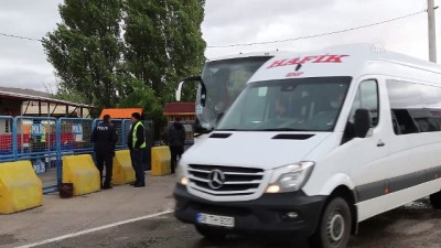 yolcu otobusu - Yolcu otobüsünde 27 düzensiz göçmen yakalandı - SİVAS  Videosu
