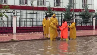 siddetli ruzgar - Siirt'te sağanak etkili oldu  Videosu