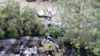 direksiyon -  Ticari araç ırmağa uçtu: 3 yaralı  Videosu