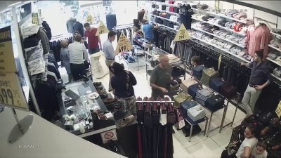 kredi karti -  Alışveriş yapanları takip edip deneme kabinlerinden hırsızlık yapan zanlı kamerada  Videosu