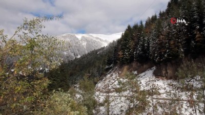  Ayder Yaylası'nın yüksek kesimlerine mevsimin ilk karı yağdı 