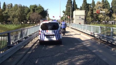 metrobus duragi -  Liderlerin güzergahına giren çocuklar emniyeti alarma geçirdi  Videosu