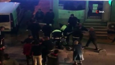 biber gazi -  Arnavutköy’de asker uğurlaması yapan grupla polis arasında arbede  Videosu