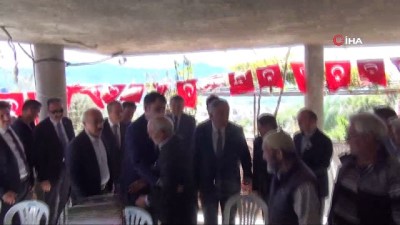 ust gecit -  Tunceli'de şehit düşmüştü, Bakan Kurum şehidin babasına Türk Bayrağı ve Kuran-ı Kerim hediye etti  Videosu