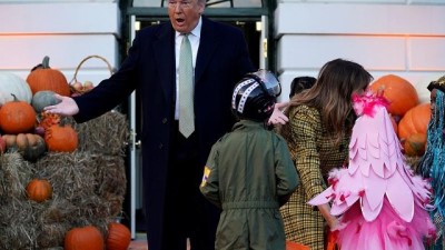 cadilar bayrami - Beyaz Saray'ı 'cadılar' bastı: Donald ve Melania Trump çocuklara şeker dağıttı Videosu