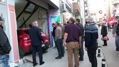 tahkikat -  Dalgınlıkla fren yerine gaza basınca iş yerine daldı  Videosu