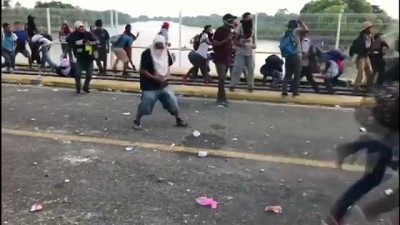 Guatemala'dan ABD'ye gitmek isteyen göçmenlerle Meksika sınır polisi arasında çatışma