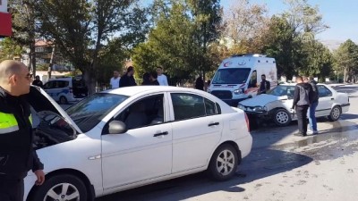 İki otomobil çarpıştı: 4 yaralı - ERZİNCAN