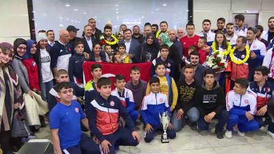 altin madalya - Milli güreşçiler yurda döndü - İSTANBUL Videosu