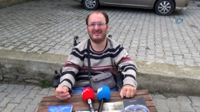  Engelli genç, akülü araba almak için kitap satıyor 