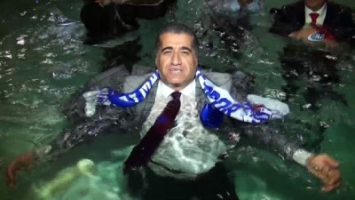 cekim ekibi -  Hızını alamayan belediye başkanı takım elbise ile havuza atladı  Videosu