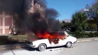  Erzincan'da park halindeki otomobil alev alev yandı 