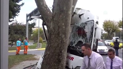 trafik yogunlugu - Bakırköy'de servis aracı ağaca çarptı - İSTANBUL  Videosu