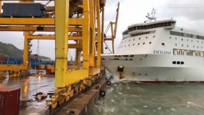 dev vinc - VİDEO | Limana yanaşamayan gemi dev vinçlere çarptı Videosu
