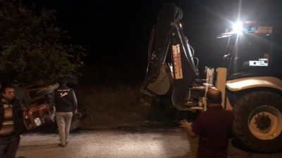  Otomobil çarpıştığı traktöre takla attırdı 