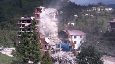 Rize'deki 7 katlı binanın yıkımına devam ediliyor