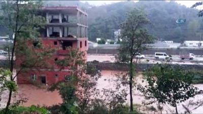 Trabzon'da sağanak yağış etkili oluyor