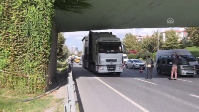 trafik yogunlugu - Esenler'de tır alt geçide çarptı - İSTANBUL  Videosu