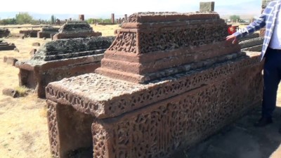 mezar taslari -  Her biri ayrı bir sanat eseri  Videosu