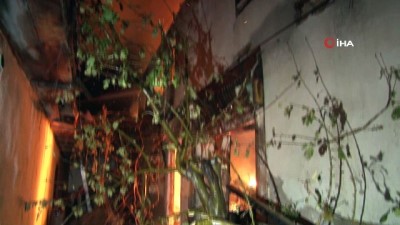  Köy muhtarının evi alevlere teslim oldu 