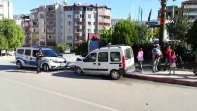  Park halindeki araca çarptı: 2 yaralı