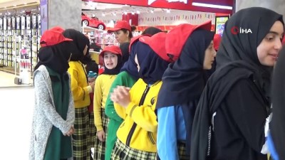  Polis amcalarıyla film seyrettiler