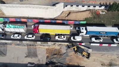  TEM'de tır devrildi, bölgede oluşan yoğun trafik havadan görüntülendi 