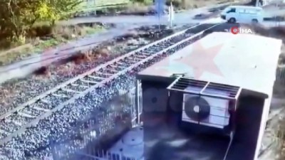 tren kazasi -  Hemzemin geçitte evli çiftin hayatını kaybettiği tren kazası kamerada  Videosu