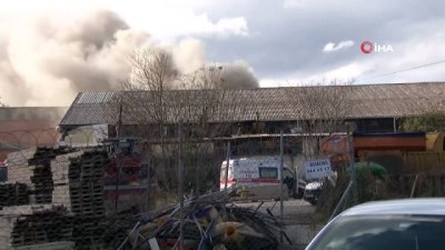 yukselen -  Kartal'da plastik boru üreten bir fabrikanın bahçesindeki çöpler alev alev yandı  Videosu