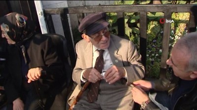 ziyaretciler -  Yaşlı çift yeniden Ata'nın huzurunda  Videosu