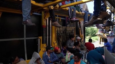 sili - ABD sınırına ulaşmaya çalışan göçmenlerin bir kısmı Meksiko City'ye vardı Videosu