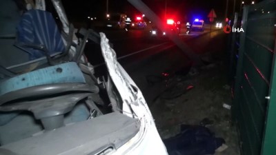 cenaze araci -  Elektrik direğine çarpan minibüs parçalandı: 2 ölü  Videosu