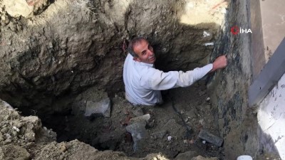 gorgu tanigi -  Kazdığı çukura düşüp toprak altında kalan işçiyi itfaiye ekipleri kurtardı  Videosu