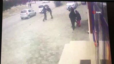 kiz kavgasi -  Sokak ortasında pompalı tüfekli kız kavgası kamerada  Videosu
