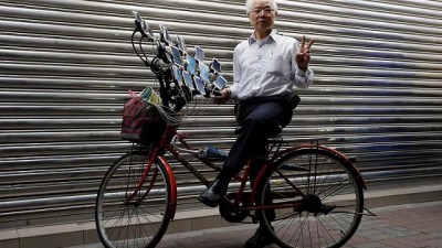 akilli telefon - 15 telefonuyla gençlere taş çıkaran 70 yaşındaki 'Pokemon Dede'  Videosu