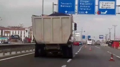 cep telefonu -  İki tekeri patlayan kömür yüklü kamyonun tehlikeli yolculuğu kamerada  Videosu
