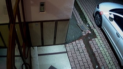 yakin plan -  Kapı önündeki ayakkabıları seçip çalan hırsız kamerada  Videosu