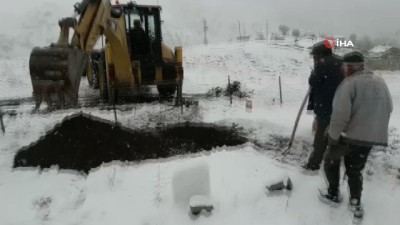 kar yagisi -  Kar yağışıyla köylülerin açamadığı mezarı özel idare ekipleri açtı  Videosu