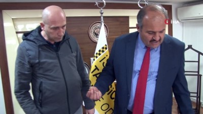 siginma -  Taksiciden örnek davranış...Taksisinde kalan 8 bin dolarlık kolyeyi sahibine teslim etti  Videosu