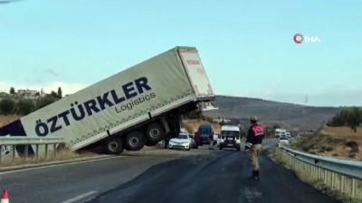 direksiyon -  Tır köprüde asılı kaldı Videosu