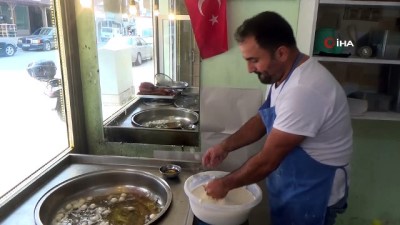 profesor -  Türkiye’nin en hızlı lokmacısı...'En hızlı lokmacı' unvanıyla tanınan Hataylı Kenan Düzay 2 kilo hamuru 1 dakika 33 saniyede lokma haline getiriyor  Videosu
