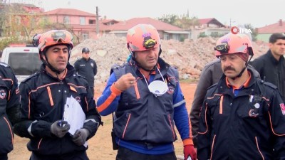 kopek -  Yıkılan Sakarya Stadı deprem tatbikat alanı oldu Videosu
