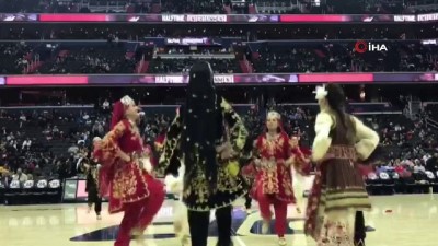 milli basketbolcu - BAU Kardelen Halk Dansları Topluluğu NBA maçında Videosu